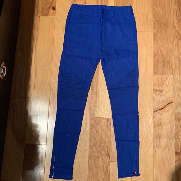 Moto Leggings with Zipper Ankle Detail - Picture 4 of 7